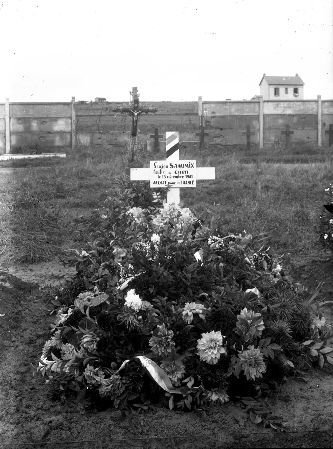 La tombe de Lucien Sampaix est couverte de fleurs.
