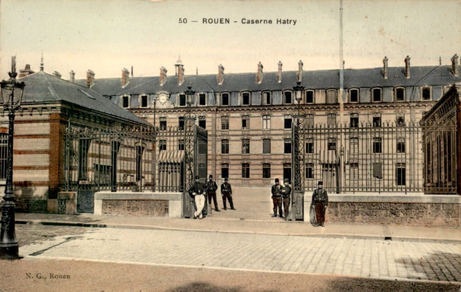 La caserne Hatry à Rouen vers 1910.
