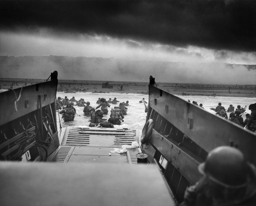 Les soldats alliés débarquent en Normandie, vers Omaha Beach, le 6 juin 1944.